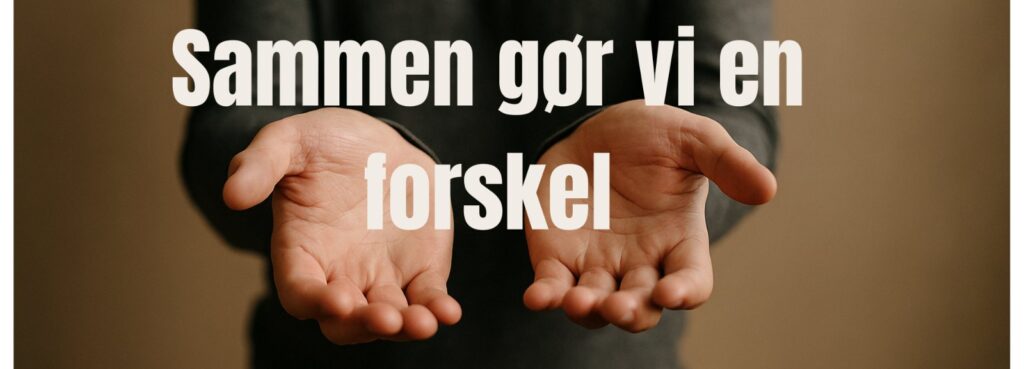 Åbne hænder med teksten »Sammen gør vi en forskel«